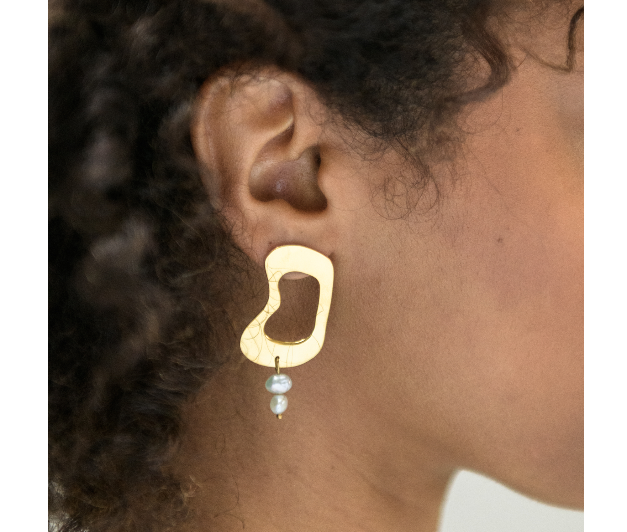 Ethical Squiggle Pearl Earring - Keentu